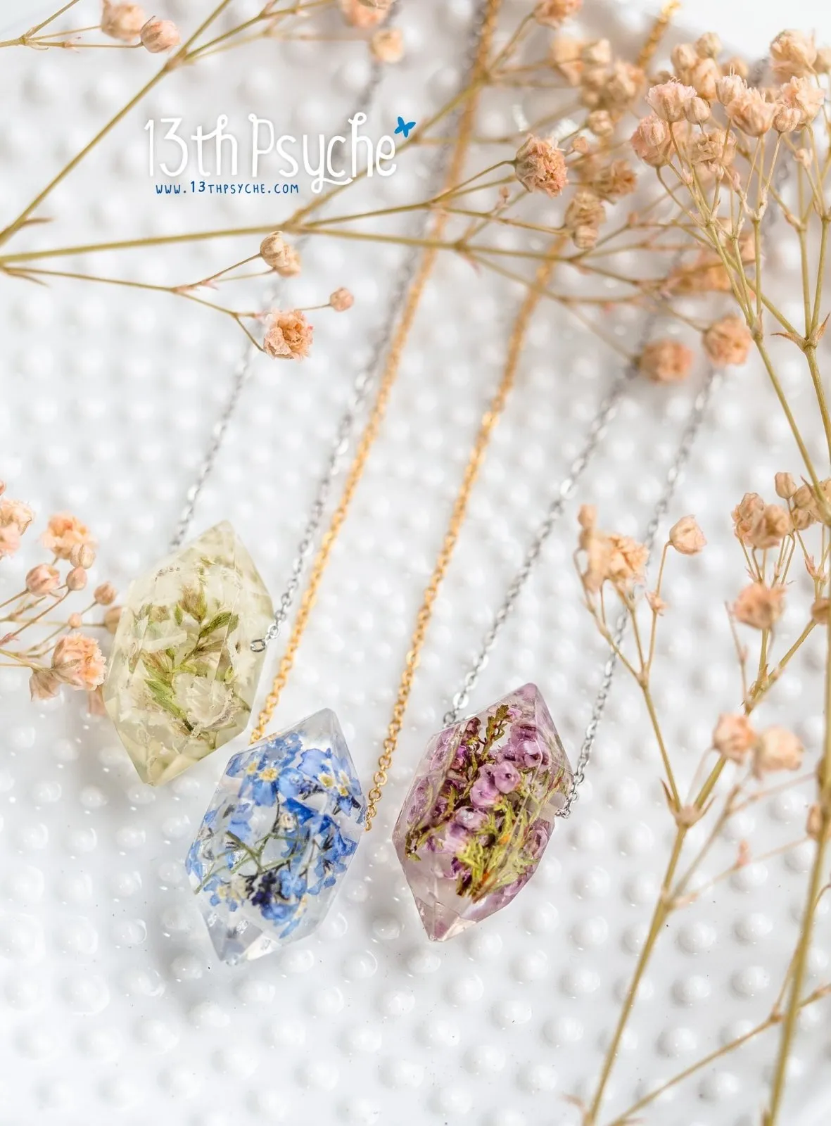 White flowers crystal point pendant necklace