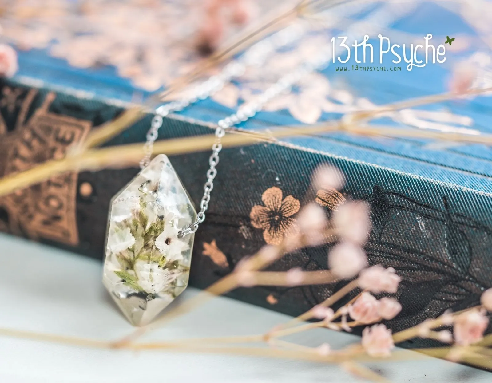 White flowers crystal point pendant necklace